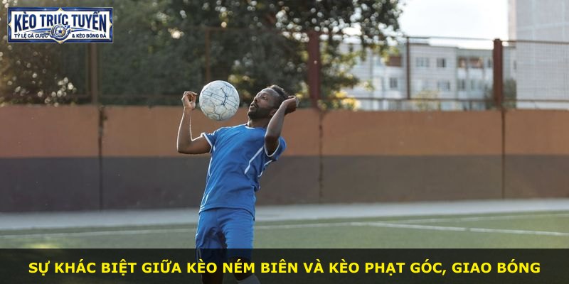 Sự khác biệt giữa kèo ném biên và kèo phạt góc, giao bóng